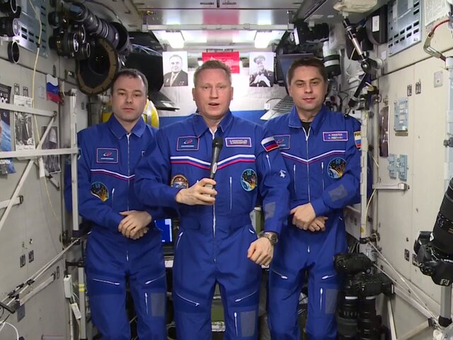 Российские космонавты поздравили соотечественников с Днем Победы