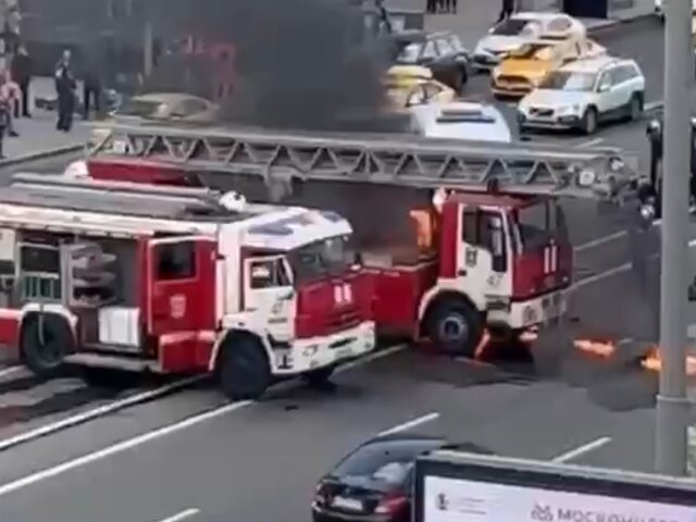 Пожар произошел в результате ДТП с участием мотоциклиста в центре Москвы