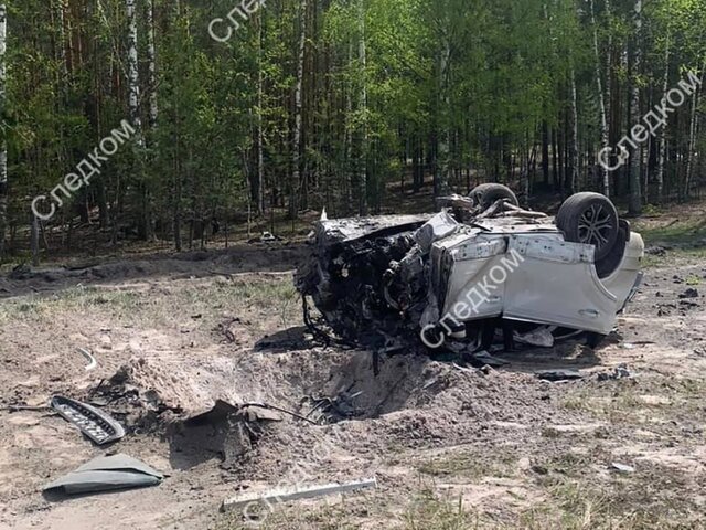 Саперы работают на месте взрыва машины Прилепина в Нижегородской области