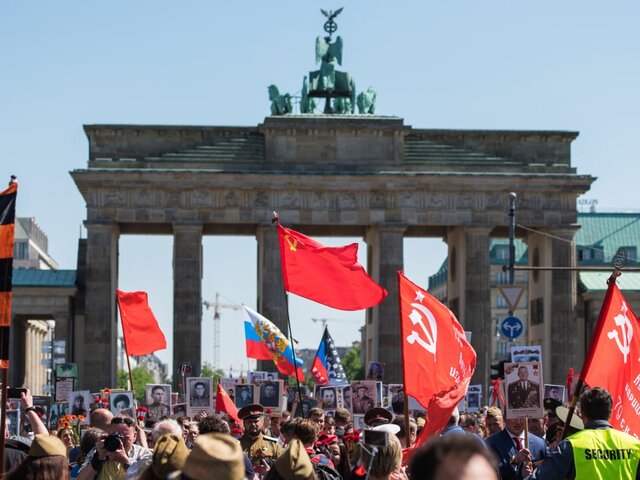 В Берлине частично отменили запрет на демонстрацию флага РФ на мероприятиях 9 мая – СМИ