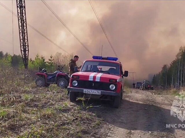 Режим ЧС объявили в нескольких поселках Свердловской области из-за лесных пожаров