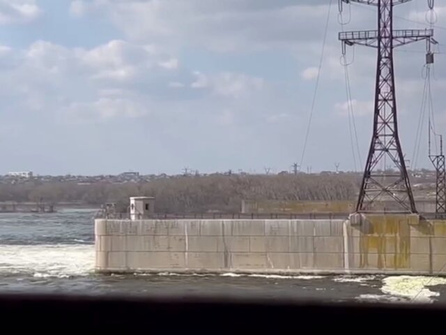 На Каховской ГЭС приступили к сбросу воды в водохранилище