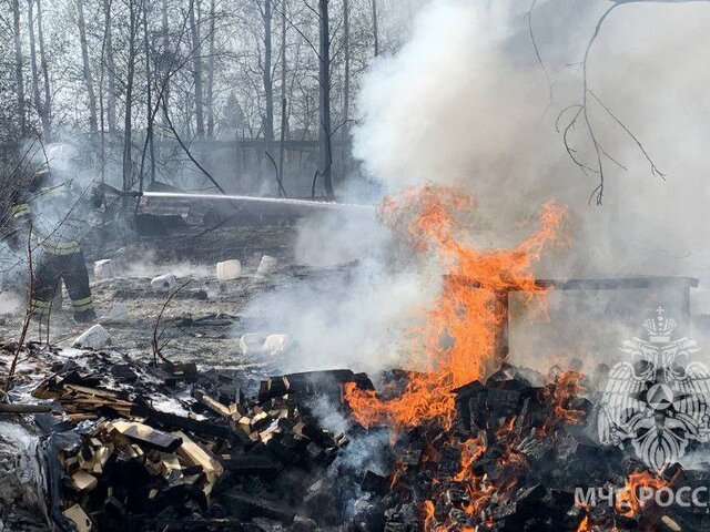 Склады с порохом воспламенились после лесного пожара в Свердловской области