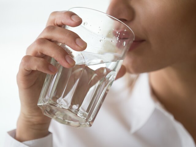 Врач-гастроэнтеролог рассказал, кому нельзя пить минеральную воду