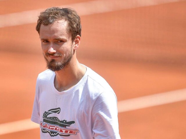 Теннисист Медведев впервые в карьере выиграл матч на турнире серии 
