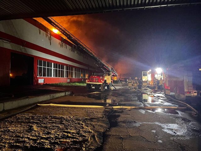 К тушению возгорания в покрасочном цехе в Тольятти привлекли второй пожарный поезд
