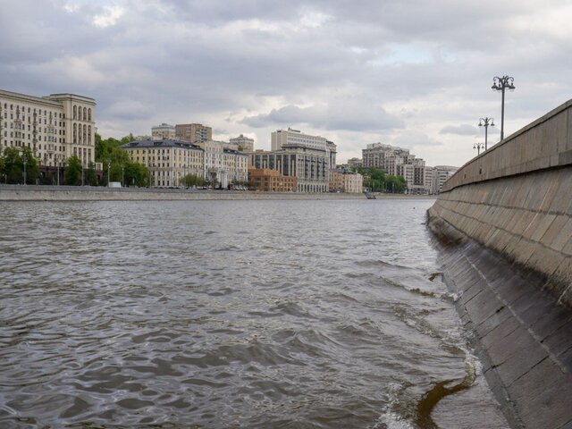 Два автомата и пять магазинов с патронами достали из Москвы-реки