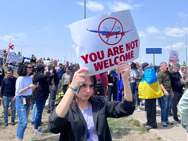В аэропорту Тбилиси протестующие попытались прорвать кордон после прибытия рейса из Москвы