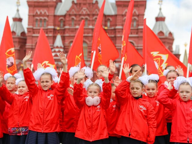 На Красной площади коммунисты приняли в пионеры школьников
