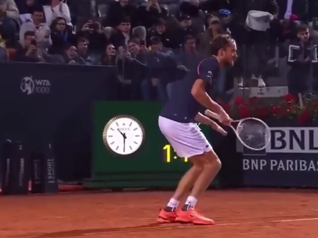 Теннисист Медведев исполнил танец после победы над Циципасом на турнире в Риме
