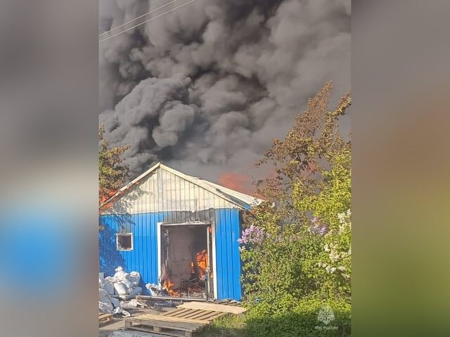 Пожар в ангаре с пластиковой мебелью потушили в Калужской области