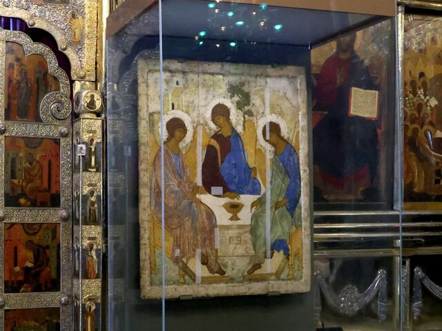 Синод РПЦ выразил благодарность Путину за возвращение церкви иконы "Троица"