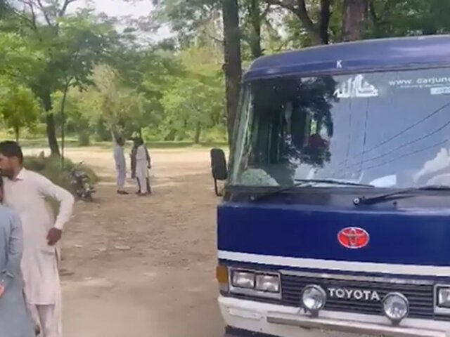 В Пакистане полицейский открыл огонь по школьному автобусу