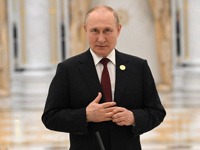 Путин пообещал рассмотреть идею несодержания женщин под стражей за нетяжкие преступления