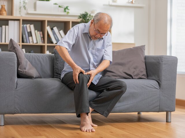Врач назвала самые частые причины болей в коленях у пожилых