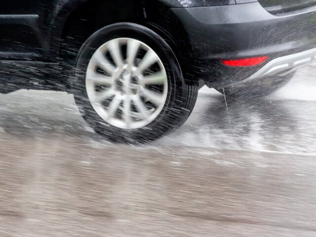 Минтранс Подмосковья призвал автомобилистов быть осторожными на дорогах из-за дождей