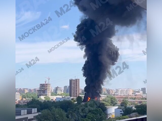 Пожар произошел на территории Центрального ремонтно-механического завода в Москве