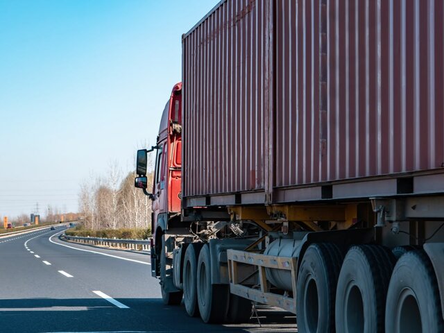 Кабмин продлил запрет на грузовые автоперевозки для недружественных стран до 30 декабря