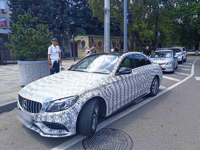 Житель Сочи получил протокол за обклеенный долларами Mercedes