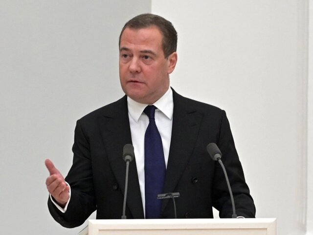 Медведев не верит, что Apple не сотрудничает с разведкой США