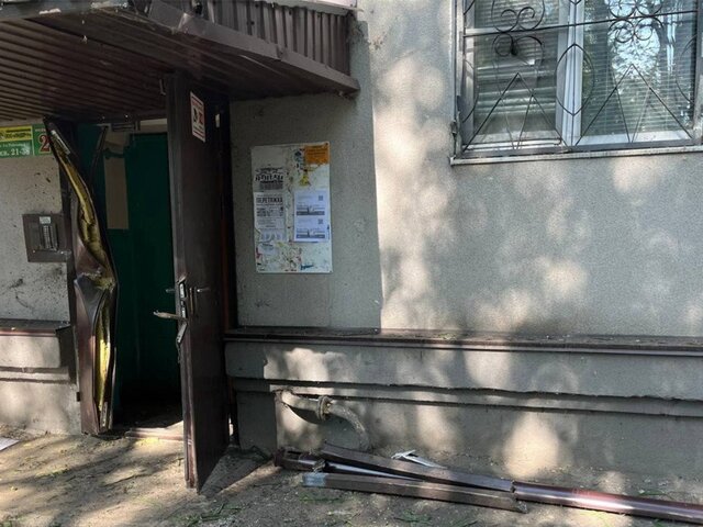 Подъезд многоэтажного дома был поврежден в результате атаки ВСУ в Курске
