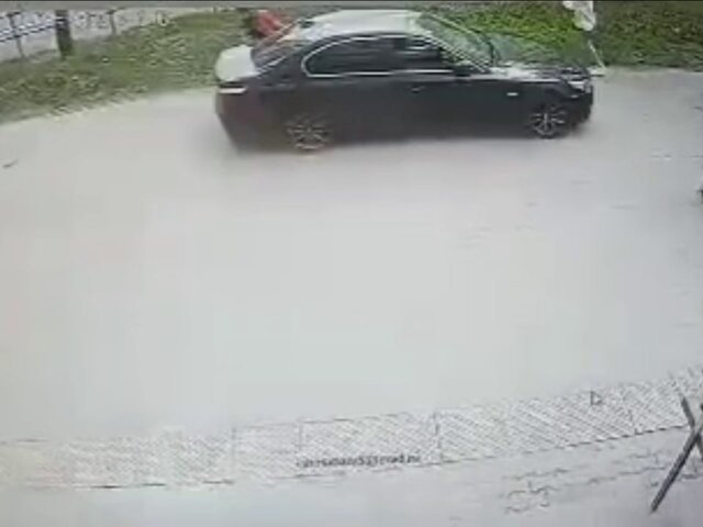 Водитель BMW сбил трех человек на тротуаре Олимпийского проспекта в Мытищах