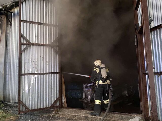 Площадь пожара на складе в подмосковном Волоколамске выросла до 2,4 тыс "квадратов"
