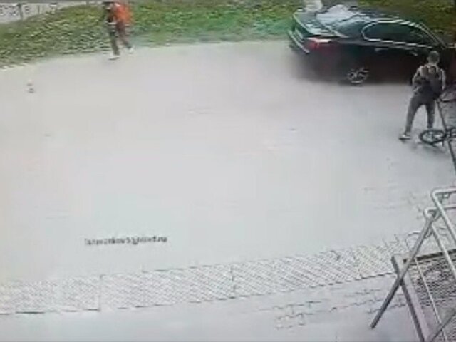 Появилось видео с моментом наезда BMW на пешеходов в Мытищах