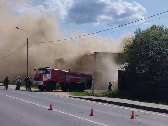 Пожарные ликвидировали открытое горение на складе с медицинским спиртом в Подмосковье