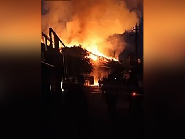 Площадь пожара в гостевом доме в поселке Джубга увеличилась до 800 кв метров