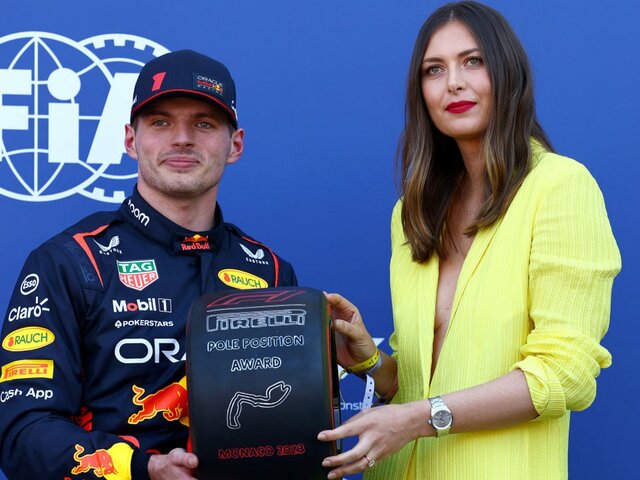 Шарапова вручила приз за победу в квалификации Гран-при Монако 