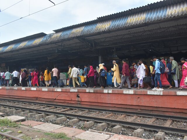 Число погибших при столкновении поездов в Индии выросло до 50 – CМИ