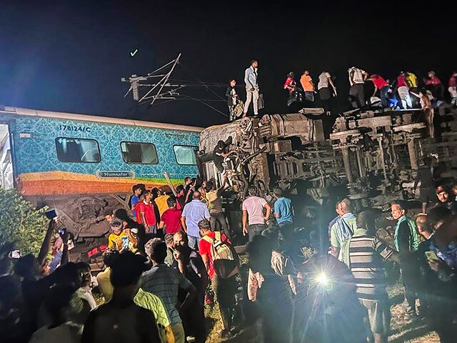 Число погибших в результате столкновения поездов на востоке Индии достигло 70 – СМИ
