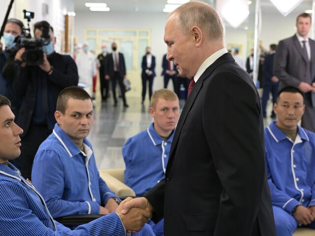 Путин наградил участников СВО в военном госпитале в Подмосковье
