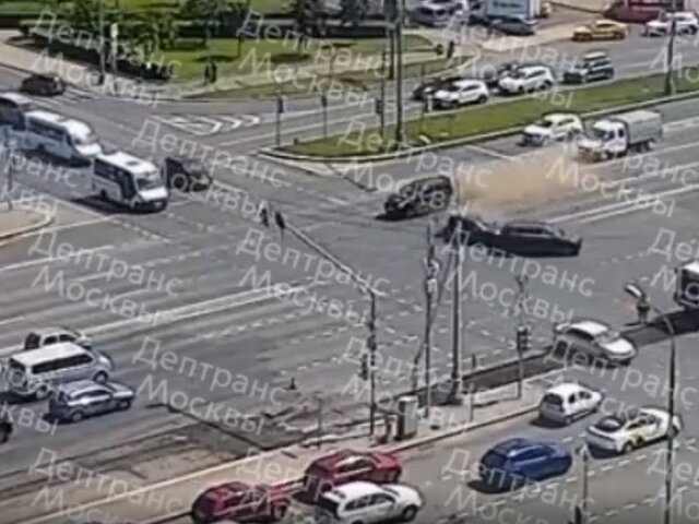 Несколько автомобилей столкнулись на Каширском шоссе в Москве