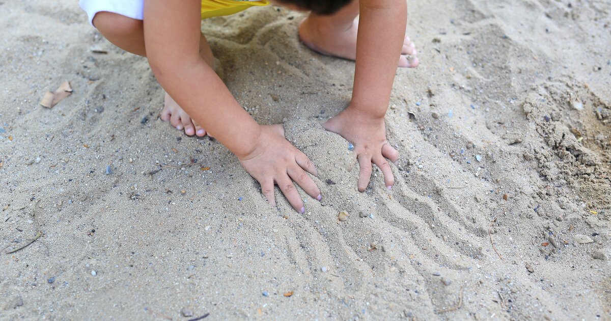 Попал песок в глаза ребенку что делать. Картинка детские руки в песке. Картинки с детьми в песке по общению. Рука родителя и ребенка в песке. Пятка и ладонь малыша на песке.