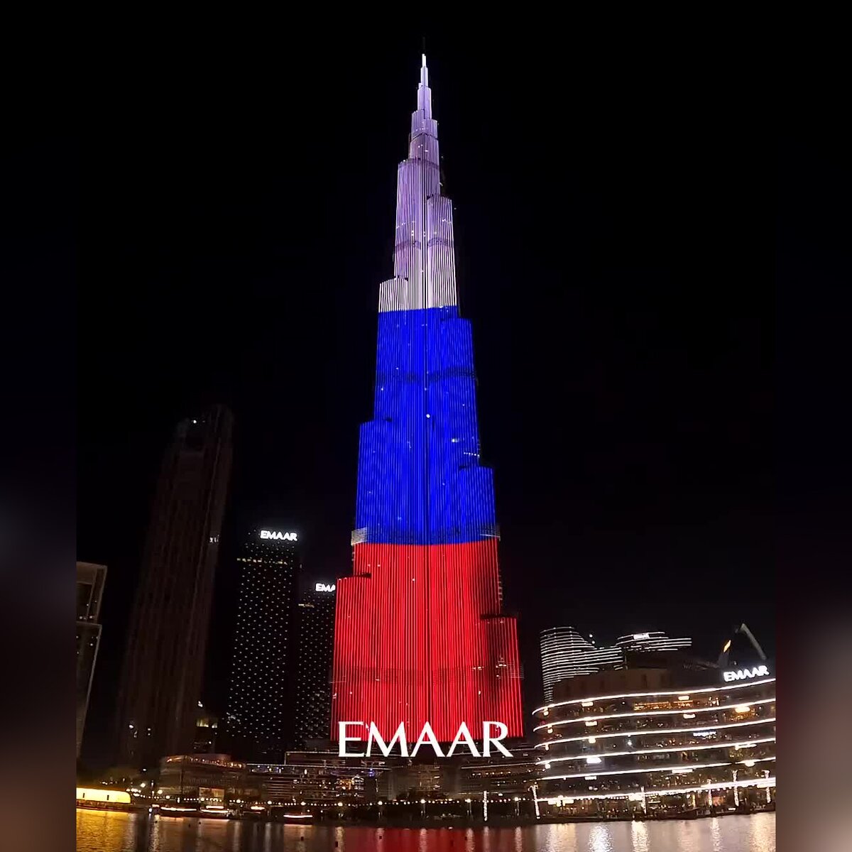 Бурдж халифа днем. Небоскреб Бурдж-Халифа. Башня Бурдж Халифа в Дубае. Бурдб кзалифа. Бурдж Халифа флаг России.