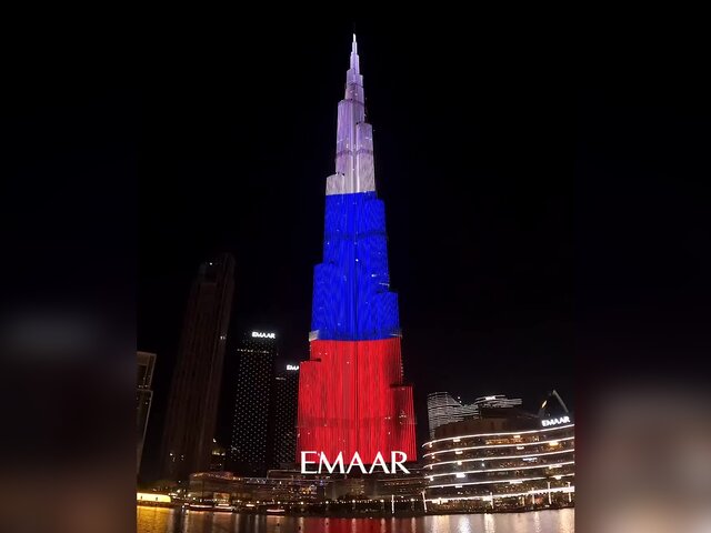 Небоскреб Бурдж-Халифа в Дубае подсветили в цвета флага РФ в честь Дня России