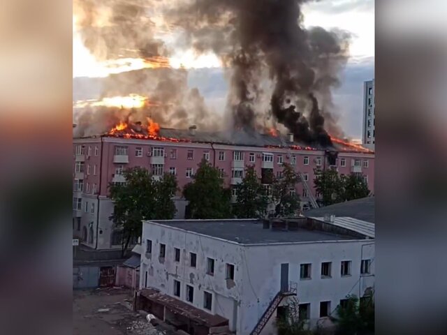 В Казани загорелась кровля многоквартирного дома на площади 1 100 кв метров