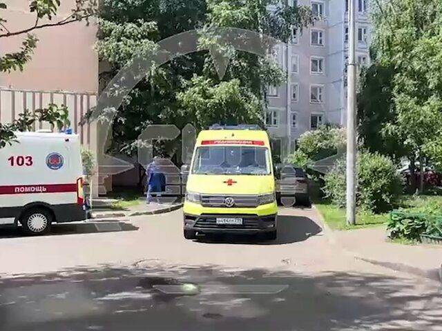 Очевидцы рассказали о мужчине, который выпал из окна 6-го этажа в Москве