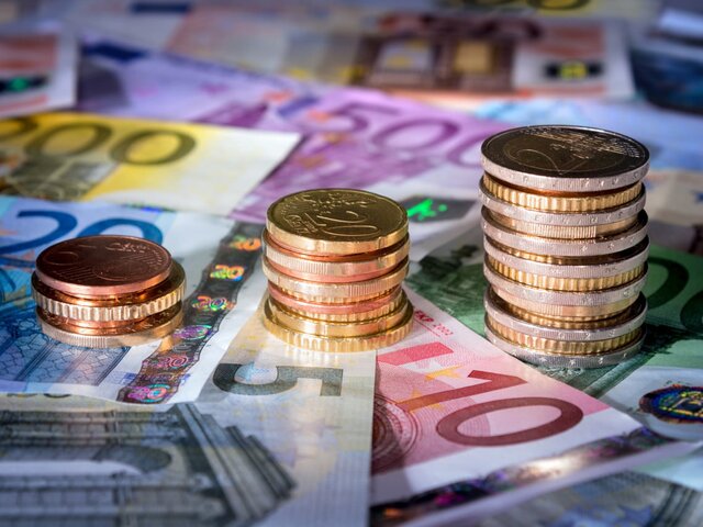 Курс евро поднялся до 91 рубля впервые с 25 апреля 2022 года