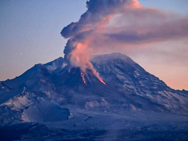Пепел от извержения вулкана Шивелуч на Камчатке протянулся на 500 километров