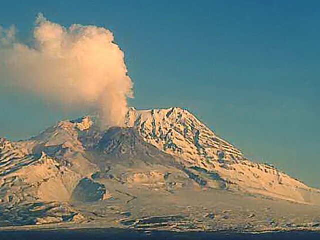 Извержение вулкана Шивелуч началось на Камчатке