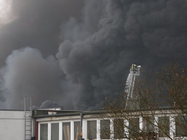 Ядовитое облако дыма образовалось после крупного пожара на складах в Гамбурге