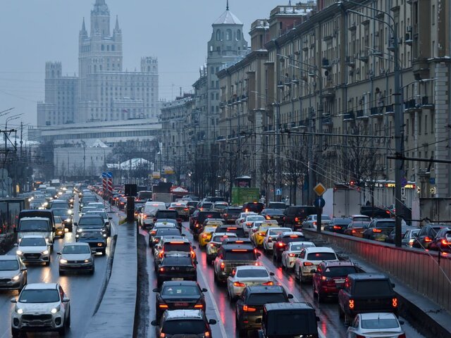 Заторы на дорогах Москвы достигли 10 баллов