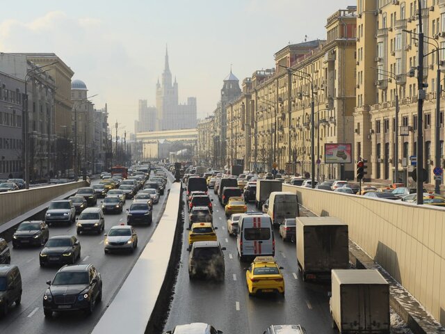 Автомобилистов призвали пересесть на общественный транспорт из-за заторов в центре Москвы