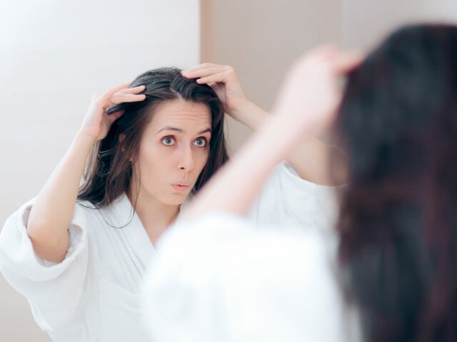 Трихолог рассказала о методах, которые помогут спасти волосы от ломкости и выпадения