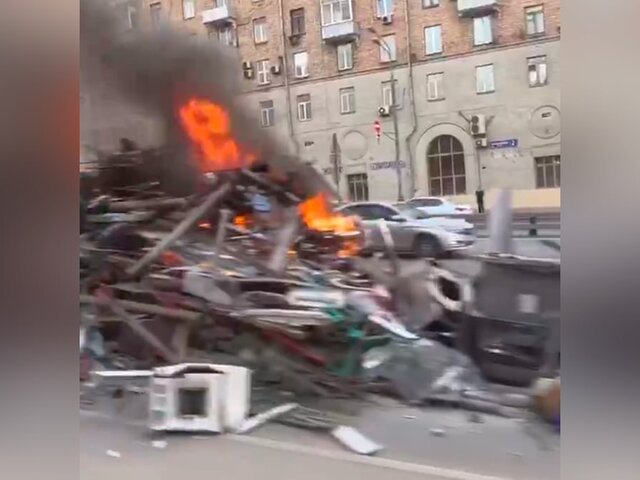 Движение транспорта затруднено на Варшавском шоссе из-за возгорания строительного мусора