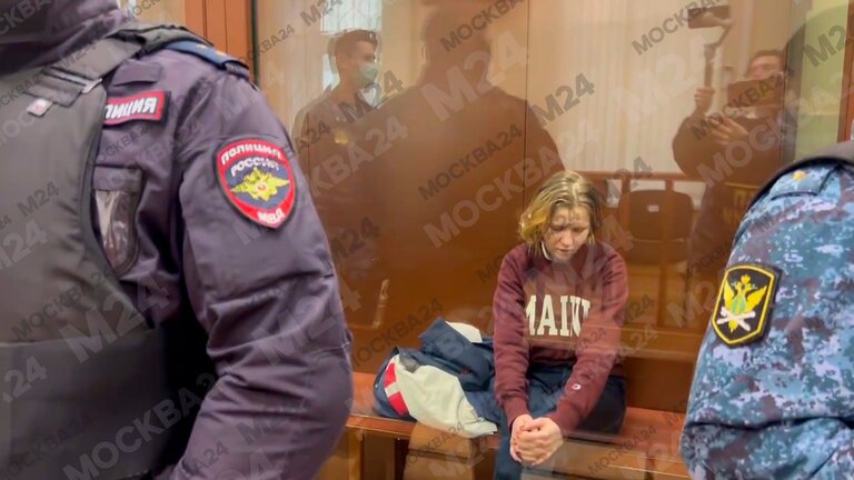 Жесткое задержание девочки. Митинг в санкт петербурге. Санкт петербург москва задержан. Задержанные девушки. Полицейский скрутил девушку.