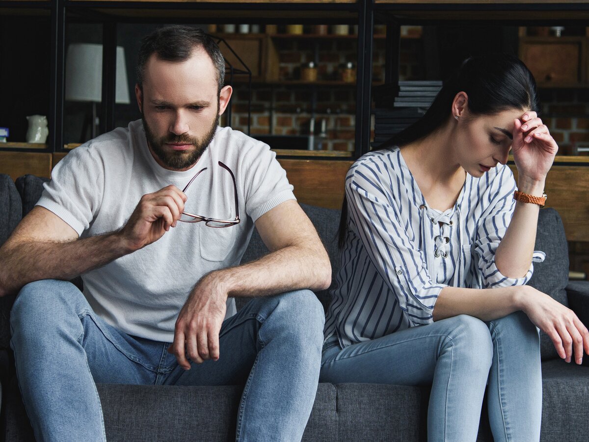 Парень обнимает девушку. Влюбленная пара. Мужчина и женщина любовь. Красивые парочки. Романтическая фотосессия на природе.